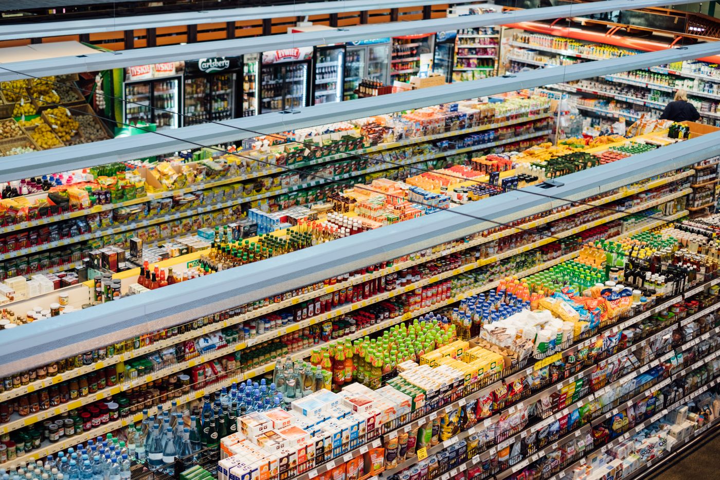 Ассортимент продуктов на стеллажах супермаркета