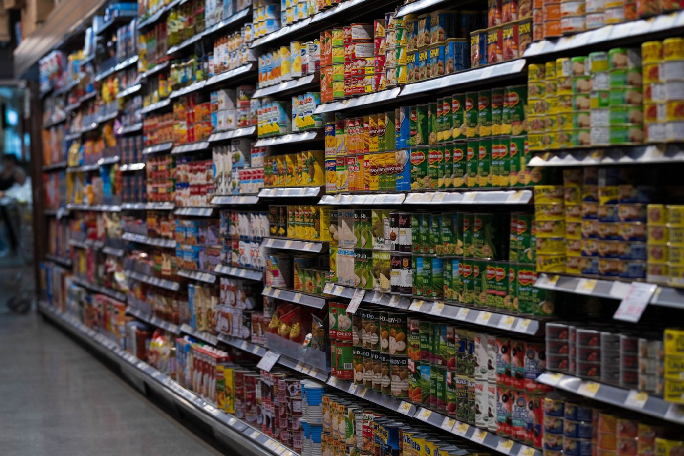 Ряды полок с упакованными продуктами в продуктовом магазине